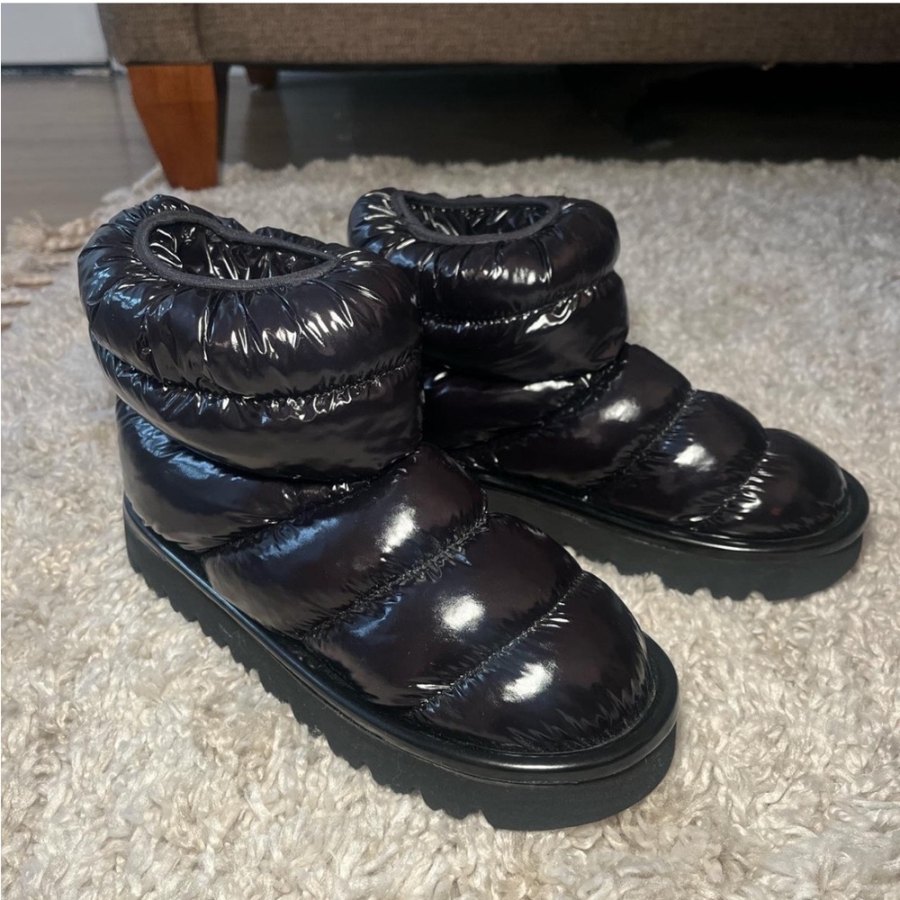 Black H&M padded puffy moon boots / winter boots 
Never worn 
Size women’s US 9